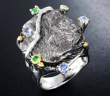 Серебряное кольцо с осколком метеорита Кампо-дель-Сьело, танзанитами и цаворитами Серебро 925