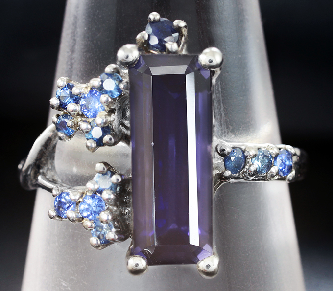 Серебряное кольцо с иолитом 2,95 карата и синими сапфирами