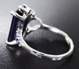Серебряное кольцо с иолитом 2,95 карата и синими сапфирами Серебро 925