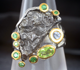 Серебряное кольцо с осколком метеорита Кампо-дель-Сьело, перидотом, танзанитом и цаворитами Серебро 925