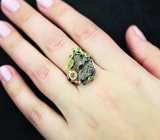 Серебряное кольцо с осколком метеорита Кампо-дель-Сьело, перидотом, танзанитом и цаворитами Серебро 925