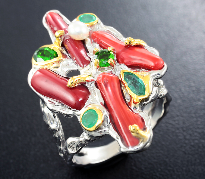 Серебряное кольцо с кораллом, жемчужиной, диопсидами и изумрудами