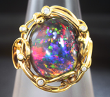 Золотое кольцо с крупным кристаллическим черным опалом яркой опалесценции 7,94 карата и бриллиантами Золото