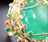 Кольцо из белого и желтого золота с уникальным кабошоном уральского изумруда 33,06 карата, пурпурными сапфирами и бриллиантами Золото