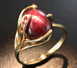 Кольцо со звездчатым рубином и красными сапфирами Золото
