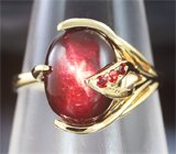Кольцо со звездчатым рубином и красными сапфирами
