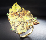 Золотое кольцо с резным серпентиновым кварцем 45,05 карата и цаворитами Золото