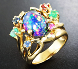 Золотое кольцо с крупным топовым черным опалом 4,02 карата, изумрудами, синими и красными сапфирами Золото