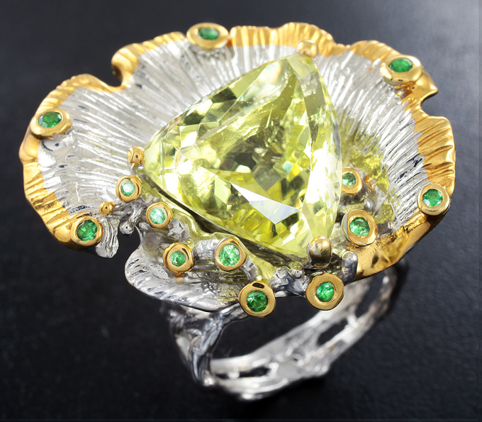 Серебряное кольцо с лимонным цитрином 15,37 карата и цаворитами