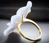 Золотое кольцо с крупным резным халцедоном 26,22 карата, бесцветным и синими сапфирами Золото