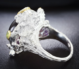 Серебряное кольцо со сливовым аметистом 26+ карат, голубыми топазами, перидотами и цаворитами