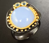 Серебряное кольцо с халцедоном 7 карат и голубыми топазами Серебро 925