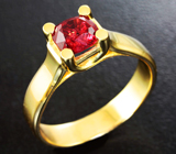 Золотое кольцо c ярко-красной шпинелью 0,88 карата Золото