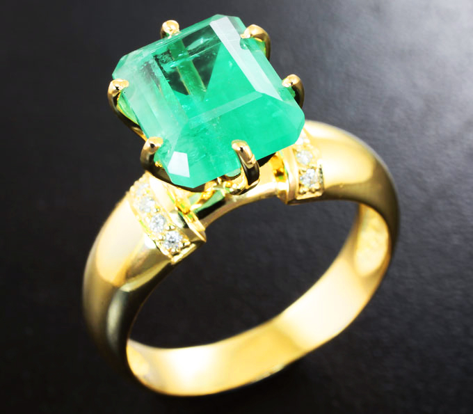 Золотое кольцо с уральским изумрудом 4,41 карата и бриллиантами