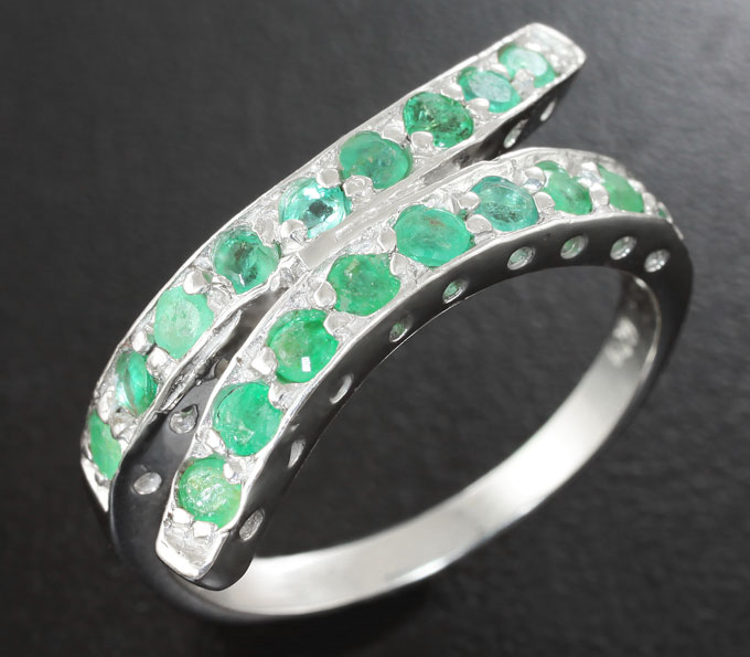 Элегантное серебряное кольцо с изумрудами