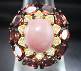 Роскошное серебряное кольцо с розовым опалом и мозамбикскими гранатами  Серебро 925
