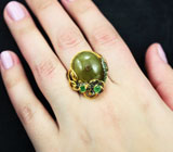 Серебряное кольцо с кабошоном желтого сапфира 30+ карат и зелеными бериллами Серебро 925