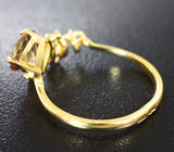 Золотое кольцо с андалузитом 1,03 карата и лейкосапфирами Золото