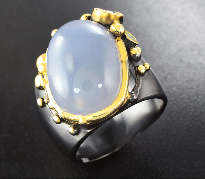 Серебряное кольцо с халцедоном 17+ карат, аметистом и голубым топазом