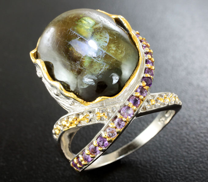Серебряное кольцо с кабошоном сапфира 30+ карат и аметистами