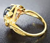 Золотое кольцо со звездчатым сапфиром 3,54 карата и лейкосапфирами Золото