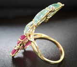 Золотое кольцо с резными аквамаринами, рубинами, зелеными и пурпурно-красными сапфирами Золото