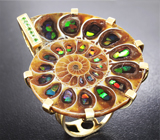 Крупное! Эффектное золотое кольцо с крупным аммонитом 94,34 карата с мозаикой аммолита и цаворитами Золото