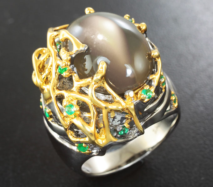 Серебряное кольцо с лунным камнем с эффектом кошачьего глаза 12,45 карата и изумрудами