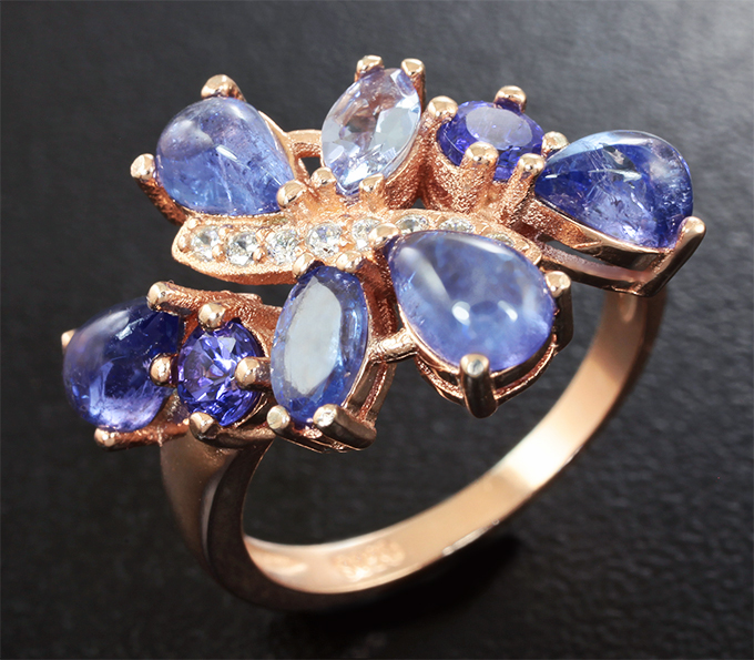 Замечательное серебряное кольцо с танзанитами