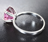 Кольцо с неоново-розовой шпинелью Золото