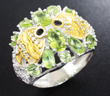 Оригинальное серебряное кольцо с перидотами и черными шпинелями