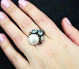 Серебряное кольцо с жемчужиной, голубыми топазами и мозамбикскими гранатами Серебро 925