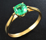 Золотое кольцо с ярким уральским изумрудом высокой чистоты без облагораживания 0,84 карата Золото