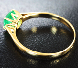 Золотое кольцо с ярким уральским изумрудом высокой чистоты без облагораживания 0,84 карата Золото