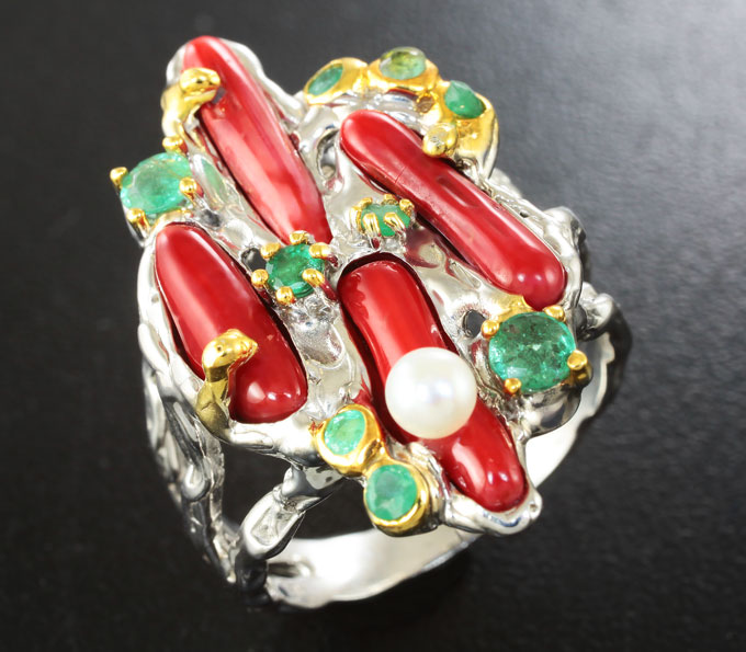 Серебряное кольцо с кораллами, жемчужиной и изумрудами