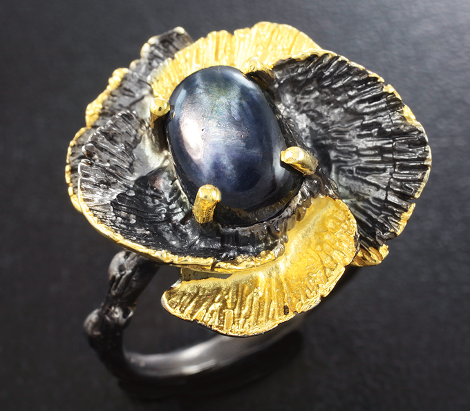 Серебряное кольцо cо звездчатым сапфиром 