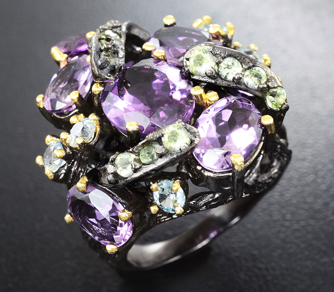 Серебряное кольцо с аметистами, голубыми топазами и перидотами