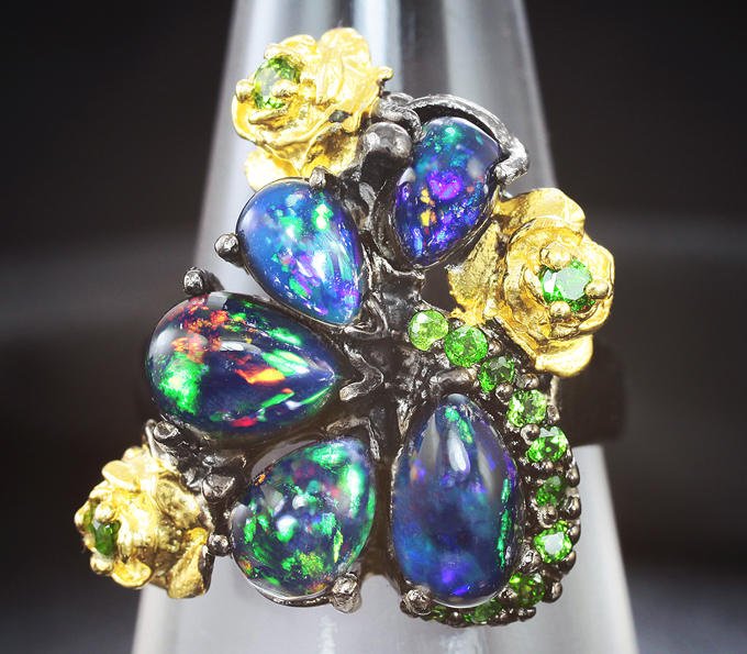 Серебряное кольцо с кристаллическими черными опалами и диопсидами