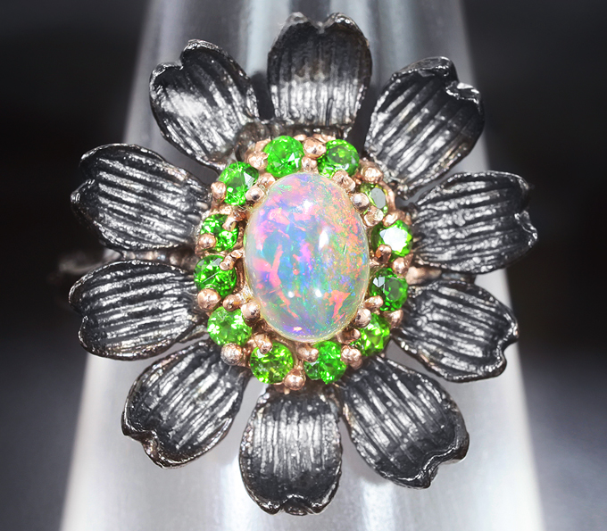 Серебряное кольцо с кристаллическим эфиопским опалом и диопсидами