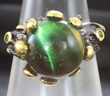 Серебряное кольцо с кабошоном зеленого апатита с эффектом «кошачьего глаза» 8+ карат и диопсидами Серебро 925