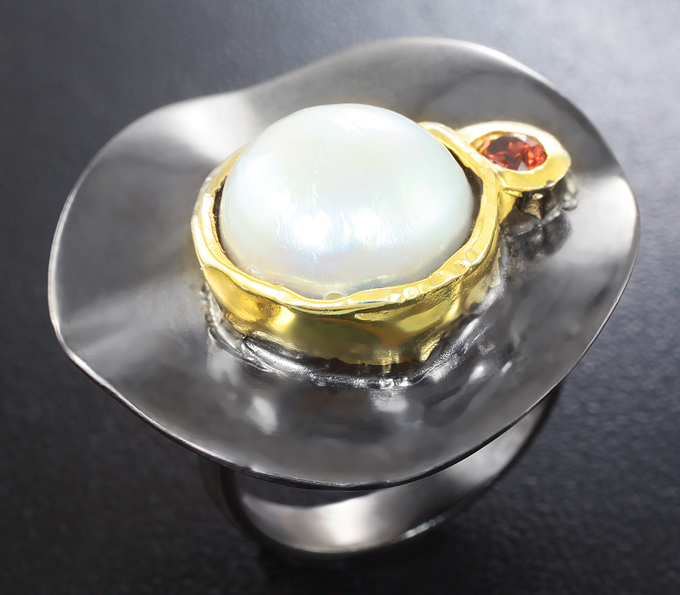 Серебряное кольцо с жемчужиной и мозамбикским гранатом