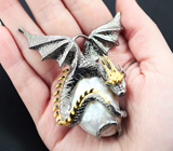 Серебряный кулон «Дракон» с жемчужиной барокко 45,2 карата, синими сапфирами и цаворитами Серебро 925