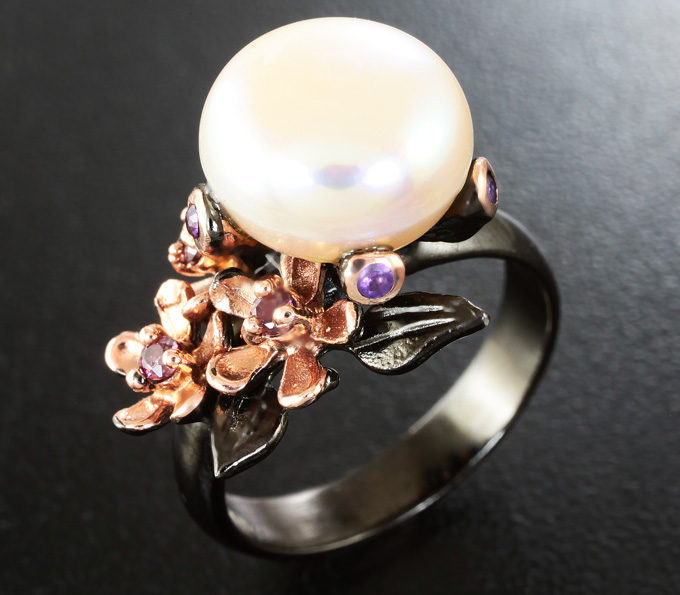 Серебряное кольцо с жемчужиной, аметистами и родолитами