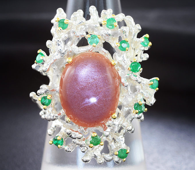 Серебряное кольцо с солнечным камнем 10+ карат и изумрудами