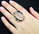 Серебряное кольцо с розовым кварцем 29+ карат, голубыми топазами и черной шпинелью Серебро 925