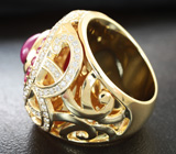 Кольцо со звездчатым рубином, ограненными рубинами и бриллиантами Золото