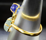 Золотое кольцо с резными танзанитом и бериллом 4,63 карата, изумрудами и синими сапфирами Золото