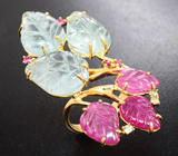 Золотое кольцо с резными бериллами 13,79 карата, пурпурно-розовыми сапфирами 4,69 карата, ограненными зелеными сапфирами и рубинами Золото