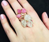 Золотое кольцо с резными бериллами 13,79 карата, пурпурно-розовыми сапфирами 4,69 карата, ограненными зелеными сапфирами и рубинами Золото