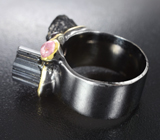 Серебряное кольцо с кристаллами зеленых турмалинов, кабошоном пурпурно-розового турмалина и родолитом Серебро 925